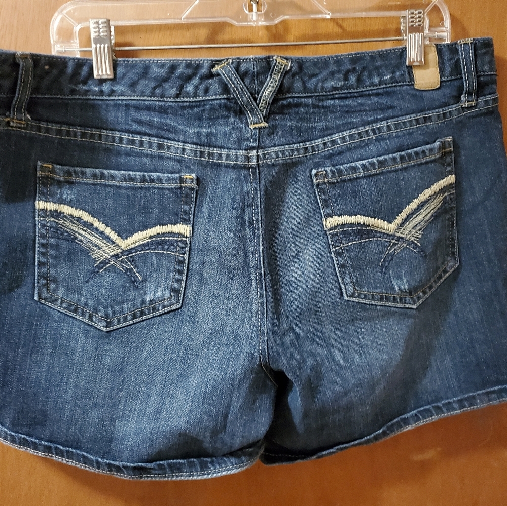 Shorts - Picture 3 of 3